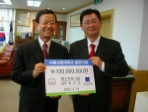 명승건축의 이순조 회장(오른쪽)이 국립서울산업대학교의 윤진식 총장(왼쪽)에게 장학증서를 기탁하고 있다