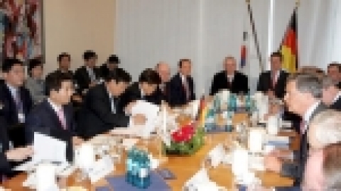 노무현 대통령이 프랑크푸르트 상공회의소에서 열린 독일 주요 최고경영자들과 양국 경제협력에 대해 협의를 하고 있다.  