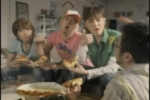 한국피자헛(대표 조인수 www.pizzahut.co.kr)은 신제품 ‘메가핫치킨 피자’의 출시와 함께 남녀 노소 막론하고 온 국민의 사랑을 받는 국민가수로 자리잡은 god를 광고모