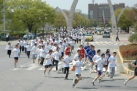 국립 경상대학교 총학생회는 15일 낮 12시 경상대학교 정문-상평교 구간에서 학생과 교직원 등 700여명이 참가한 가운데 '독도수호 및 4·19혁명정신 계승 마라톤 대회'를 개최했다.