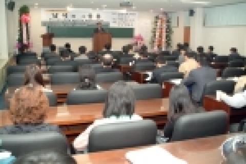강원대학교(총장 최현섭)는 2005년 4월 15일(금) 오전 10시부터 자연과학대학 5호관 101호에서 “납석과 그 응용”이란 주제로 제 6회 산업광물 심포지엄을 개최하였다.