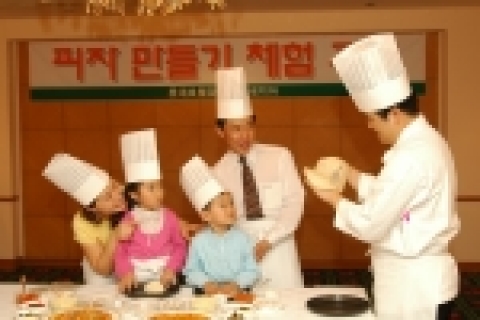 롯데호텔잠실 이탈리아 레스토랑 베네치아에서는 5월 1일과 5일 양일 간 오전 11시 30분부터 오후 1시 40분까지 가족 피자 만들기 행사를 갖는다.