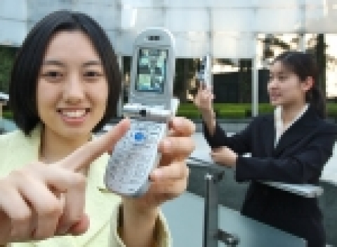 삼성전자가 세계 최초로 CDMA2000과 WCDMA망 사이의 통화 끊김 현상을 해결한 「전천후 WCDMA폰」(모델명:SCH-W120)을 개발 완료하고 본격 공급에 나섰다.