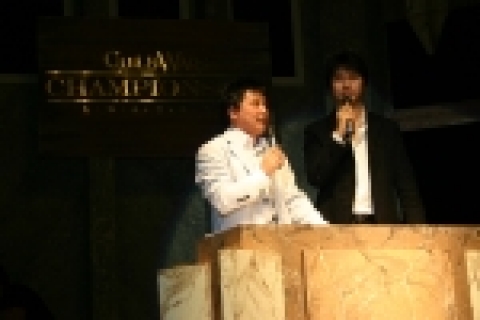 행사의 사회를 맡은 개그맨 박수홍, 윤정수