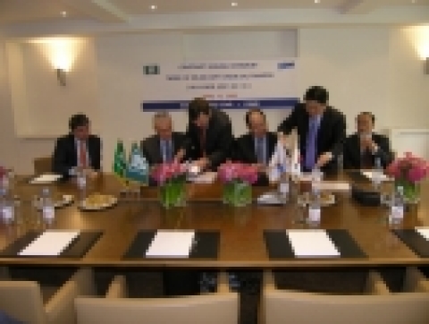대우조선해양의 정성립 사장(우)과 퍼시픽스타의 가산 간도르 사장(Ghassan Ghandour, Managing Director)과 30만6천톤급 초대형 유조선 3척에 대한 건조 계약서에 서명하고 있다.