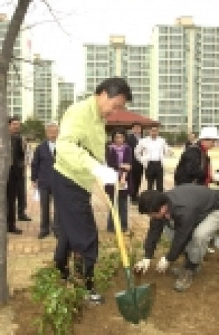손학규 경기도지사는 4월 18일 경기녹지재단 현판식을 마치고 내빈과 지역 주민과 함께 나무를 심고 있다.