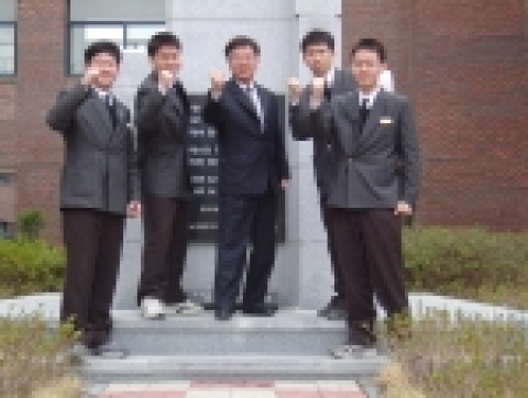 2005년 볼보어드벤처 본선에 진출한 광주 조선대학교 부속고등학교 정수채 선생님과 제자들. 좌로부터 한상준, 김종민, 정수채 선생님, 노기영, 유엽