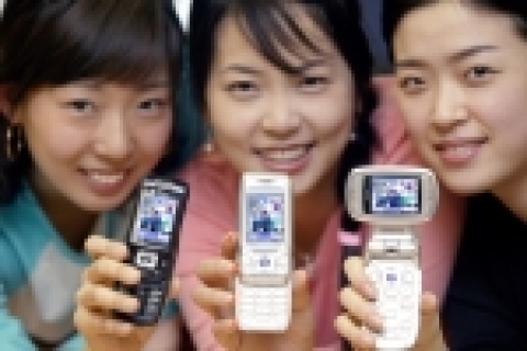 KTF 직원들이 애니콜 V삼총사(SPH-V6000K, 6500K, 6900) 단말기를 시연하고 있는 모습