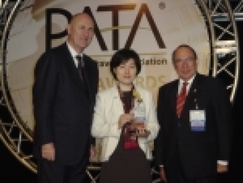 시상식 사진(좌로부터 PATA CEO - 피터 드 용 Peter De Jong, 한국관광공사 국제협력팀장 - 성경자, 마카오관광청장 - 후아오 마뉴엘 코스타 안튜네스 Joăo Manuel Costa Antunes )