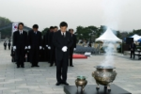 손학규 경기도지사가 4월 19일 4.19 국립묘지에 분향한 후 묵념하고 있다