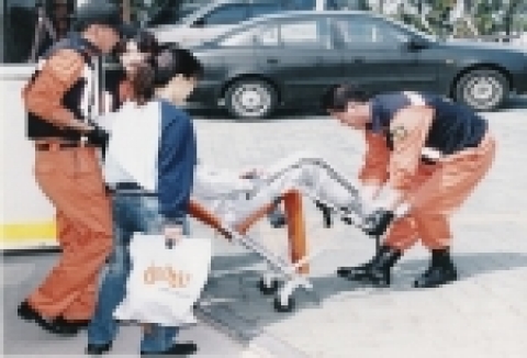 제주도소방재난관리본부가 거동이 불편한 장애인과 노인등을 대상으로 희망하는 병,의원으로 이송해주는 119예약이송제도를 시행하고 있다