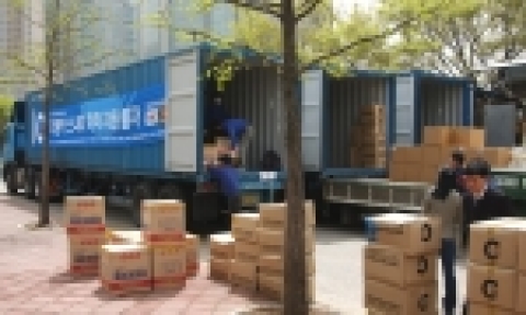 한진해운(대표 조수호/ www.hanjin.com )은 스리랑카 쓰나미 피해지역에 보내질 청소년돕기 구호물품을 한진과 함께 무상으로 수송한다.