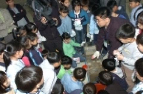 한국건설기술연구원(원장 : 李承宇)은 4월 20일 일산 본원에서 과학 꿈나무 육성을 위한 어린이 과학교실의 2005년도 첫번째 수업을 실시하였다.