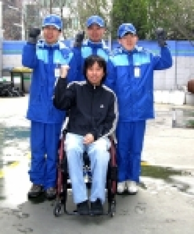 현대오일뱅크(사장 서영태) 서울사무소 대회의실에서 과거 인기그룹이었던 클론의 강원래씨가 약 1백여명의 이 회사 임직원들을 대상으로 열띤 강의가 펼쳐졌는데, 이와 동시에 화상 생중계로 충남 대산공장 임직원들까지 귀를 쫑끗 세우며 강씨의 강의 한마디 한마디를 놓치지 않으려는 이색 풍경이 연출됐다.