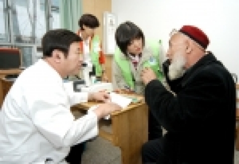 SK애강병원과 한국 열린의사회 회원 30여명으로 구성된 'SK한중우호봉사단'이 중국 서부지역의 우루무치 시에서 내과, 안과, 치과, 한의학 등 무료 의료 자원봉사활동을 펼치고 있다