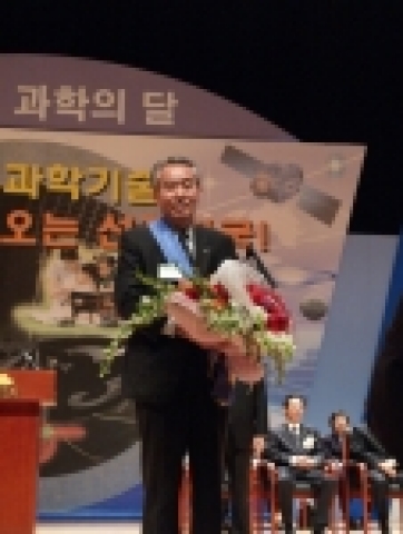 국립 경상대학교 조무제(趙武濟·61) 총장이 우리나라 생명과학 수준을 세계적 수준으로 도약시키는데 크게 기여한 공로로 과학기술훈장 창조장(1등급)을 수상했다.