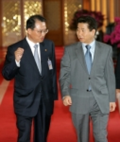 노무현 대통령이 변양균 기획예산처 장관으로부터 업무보고를 받기위해 대화를 나누며 회의실로 향하고 있다.