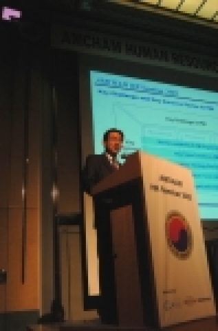 신한금융지주회사(www.shinhangroup.com ) 최영휘 사장은 22일 오전 주한미국상공회의소(AMCHAM)가 주최하는 AMCHAM ‘인사관리(HR)세미나 2005’에서 강연했다.