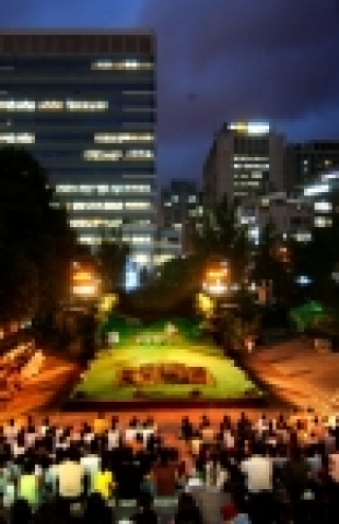 꽃향기 가득한 5월의 봄 밤, 서울시민들의 밤풍경을 문화예술의 열기로 뜨겁게 달구어줄 2005 春! 세종로 도심 별밤 페스티벌~! 5월1일(일) 세종문화회관 중앙계단 앞 야외무대에서 그 화려한 막을 올린다.