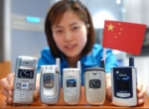 삼성전자가 중국에 500만 화소 카메라폰 등 최신 첨단폰 5종을 출시하며 세계 최대 시장으로 성장해 가고 있는 중국 시장을 공략을 강화합니다. 왼쪽부터 해외시장 최초 500만 화소 카메라폰 「SCH-M509」, 해외시장 최초 가로본능 「SCH-E159」, 세계 최초의 3D SMS폰 「SCH-X889」, 해외시장 최초 한글 UI가 적용된 「SCH-X899」, 컴팩트형 스마트폰 「SCH-i539」.