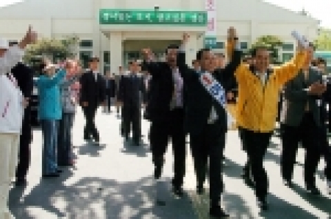 문희상 의장이 정동윤 후보 선거 유세를 지원하고 있다.