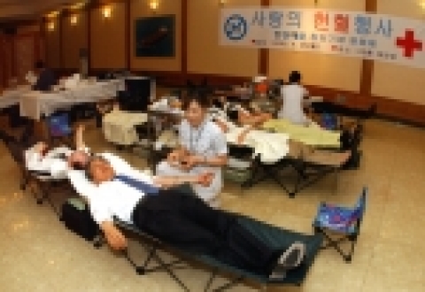 헌혈하고 있는 박 정원 사장과 직원들