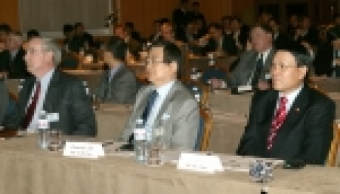 대한항공과 미국 프랫 앤 휘트니사, 건설교통부 항공안전본부가 인천 하얏트 리젠시 호텔에서 25일부터 27일까지 국제 항공안전 심포지움을 공동 개최한다. 국내 사상 최대 규모로 열리는 이 행사에는 국내외 정부, 항공전문기관, 업계 등 항공전문가 250여명이 대거 참석해 항공안전과 관련한 상호 이해와 협력증진 방안에 대해 논의를 벌인다. 사진 우로부터 추병직 건설교통부 장관, 조양호 대한항공 회장, 스티브 히스(Steve Heath) 프랫 앤 휘트니社 사장