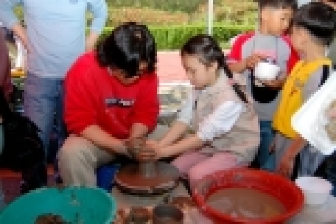 ‘2005 군포시민대축제’가 24일 시민체육광장에서 국내외 사절단 및 유관단체, 시민 등 1천여명이 참가한 가운데 개막식을 갖고 10일간의 여정에 돌입했다. 개막식에 앞서 23일 