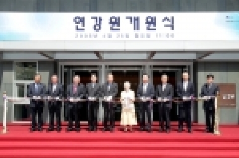 좌측에서부터 두산산업개발 경창호 사장, 두산 박용오 회장, 두산 박용곤 명예회장, 두산산업개발 김영민 사원, 박용성 대한상공회의소 회장, 명계춘 여사(故 박두병 초대회장 부인), 두산 박용만 부회장, 박용현 서울대 교수, 박용욱 사장(이생산업), 신헌채 과장(연강원 감독)