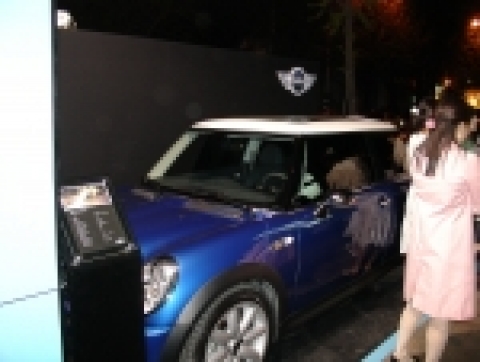 사진설명: 하얀파티행사자앞 전시되어있는 BMW그룹코리아 "MINI"