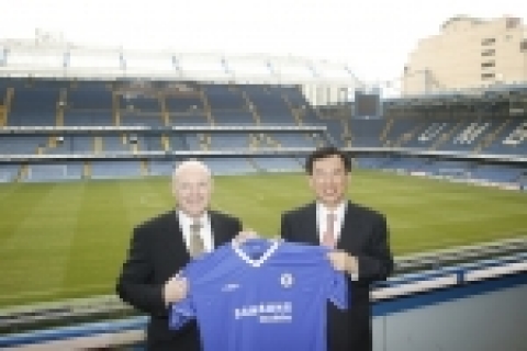 삼성전자와 첼시는 25일(현지시간) 런던의 첼시구장(스탬포드브리지(Stamford Bridge))에서 구주총괄 김인수(金寅洙)부사장과 첼시의 피터 캐년(Peter Kenyon)사장 등이 참석한 가운데  '공식 클럽 후원계약(Official Club Partner)'을 체결했다. 이번 계약은 2005년 6월부터 5년간 지속될 예정이다.