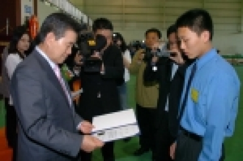 경상북도는 4월 26일 구미 금오공업고등학교 실내체육관에서 이의근 도지사 등 기관단체장, 지도교사, 입상선수와 선수가족 등 700여명이 참석한 가운데 기능경기대회 입상자들을 표창했다.