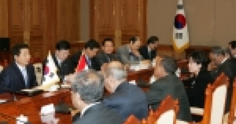 노무현 대통령과 살레 대통령이 정상회담에서 양국간 현안에 대해 의견을 교환하고 있다.