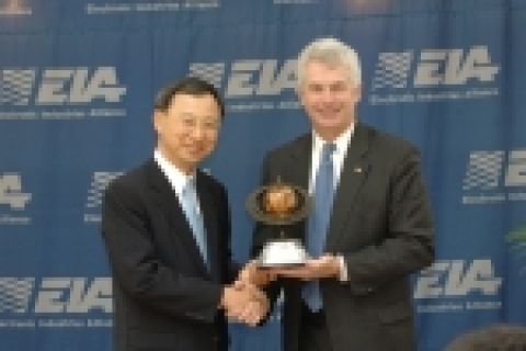 삼성전자 황창규사장이 EIA(Electronic Industries Alliance) 기술리더상(Technology Leadership & Innovation)을 수상하고 있다.[좌측 삼성전자 반도체총괄 황창규 사장. 우측 데이브 맥커디(Dave McCurdy) EIA 회장]