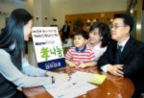 대우증권(사장 손복조)은 가정의 달 5월을 맞아 내달 2일(월)부터 4일(수)까지 판매수익 일부를 결식 노인들의 무료급식 봉사활동에 지원하는 마스터랩 “孝 나눔”상품을 판매한다.