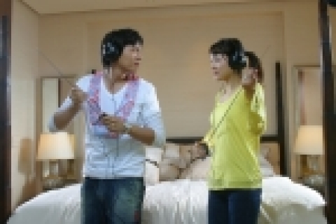 연정훈, 박진희의 파격적인 변신으로 일찍부터 화제를 모은 로맨틱 섹시 코미디 '연애술사'가 개봉을 한달 앞둔, 지난 4월 22일 본 홈페이지(www.loveinmagic.com)가 오픈. 색(色)다른 분위기로 네티즌들을 유혹하고 있다.