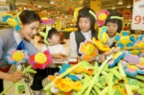 삼성테스코 홈플러스가 어린이날을 앞두고 지난 주말부터 선보인 '크레이지 카우(Crazy Cow)  해바라기'가 일평균 매출 2천만원을 달성하며 인기가도를 달리고 있다.