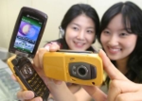 LG텔레콤(사장 南 鏞 / www.lgtelecom.com)이 국내 최대, 최고 해상도의 2.6인치 WIDE QVGA TFT LCD 캔유(모델명 HS8000)를 본격적으로 선보인다. 180도 회전이 가능한 스위블(Swivel) 폴더 방식의 캔유(HS8000)는 국내 최대 2.6인치 고해상도 WIDE QVGA LCD와 더불어 200만 화소 CCD(charge coupled devices) 카메라, 내장형 안테나, MP3 기능, 리모콘 타입 이어폰, 뱅크온 기능(교통카드 가능), 3D 듀얼 스피커, 외장형 miniSD 카드(1GB 호환) 등 소비자 욕구에 맞춘 최첨단 기능을 모두 갖추고 있다. 캔유(HS8000) 이용자가 스위블 폴더를 180도 반전시켜 2.6인치 프리뷰 액정을 통해 사진 촬영을 하고 있다.