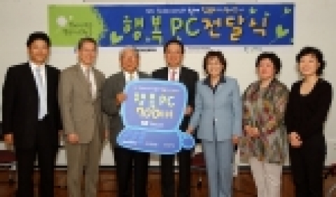 사진 좌측부터 행사에 참석한 SK텔레콤 이형희 CR전략실장, 시민사회단체연대회의 이강현 공동대표, 박상증 공동대표, SK텔레콤 조중래 홍보실장, 열린우리당 유승희 의원, 한국여성재단 강경희 사무총장, 환경재단 이미경 사무국장의 모습.
