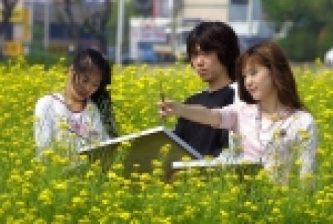 한남대학교 미술대학(학장 최영근)은 싱그러운 봄을 맞아 지난 28일(목) 오후 2시 부터 대덕구청 주변 갑천 유채꽃 단지에서 한남대 미술대학 재학생 600여명이 참가하는『아름다운 대전! 유채꽃 그리기』행사를 개최했다.