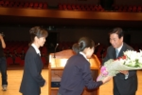 동의대(총장 김인도<金寅燾>)가 2002년부터 특별한 인연을 맺고 후원한 것에 대한 감사의 표시로 경남 산청 소재 돌나라마근담농업학교(교장 조영실)로부터 28일 오전 10시 석당아트홀에서 감사패를 받았다.
