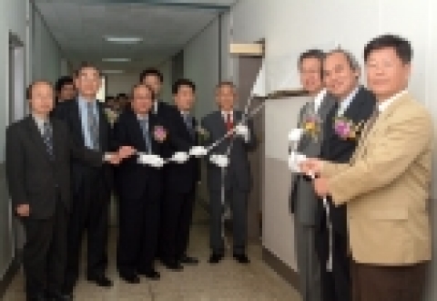 강원대학교(총장 최현섭) 인문과학연구소(회장 정승옥 교수)는 2005년 4월 28일(목) 오후 4시 30분 인문대학 2호관 센터 연구실과 멀티미디어 강의실에서 부속센터 개소식 및 