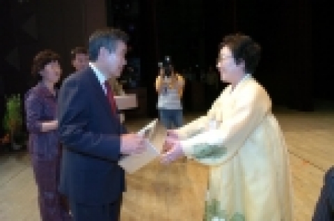 경상북도여성자원봉사자대회가 4월 28일 오후 2시 포항 문화예술회관에서 이의근 도지사를 비롯한 도단위 기관·단체장과 도내 여성자원봉사자 1,000여명이 참석한 가운데 성황리에 열렸다.