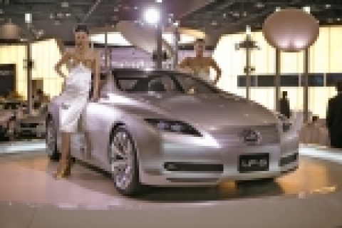LF-S (Lexus Future – Sedan)는 렉서스 브랜드가 표방하는 차세대 프리미엄 세단으로 렉서스의 차세대 디자인 컨셉인 엘피네스 (L-Finesse)를 반영, 럭셔리 카 디자인에 대한 렉서스의 새로운 컨셉을 나타내고 있다