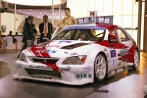 IS200 GS Race car는 2004년 3월 그 첫 모습을 드러내었으며 2005년 3월, BAT GT 챔피언십 시리즈에는 한층 업그레이드 된 모습으로 나타났다