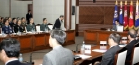 노무현 대통령은 국방부 청상에서 군 수뇌부, 주요 지휘관 및 참모들이 참석한 가운데 업무보고를 받고 있다.
