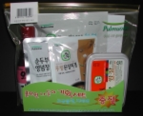 풀무원은 이달부터 오는 8월까지 풀무원 쌈장, 순두부찌개 양념장, 우렁된장찌개, 초고추장, 즉석된장국으로 구성된 나들이세트를 대형 할인매장과 백화점에서 판매하고 있다.