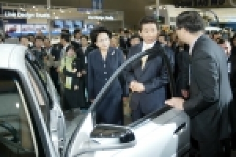 노무현 대통령 내외가 29일 오전 경기도 일산 한국국제전시장(KINTEX)에서 열리고 있는 제 5회 서울 모터쇼 행사장을 방문, GM DAEWOO의 고급 대형세단 ‘스테이츠맨’을 시승하고 있다.