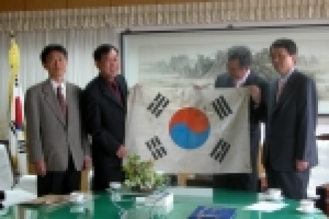 왼쪽부터 최영태 전남대 5.18연구소장, 정용화 대표, 강정채 전남대총장, 송정민 전남대 교육연구처장