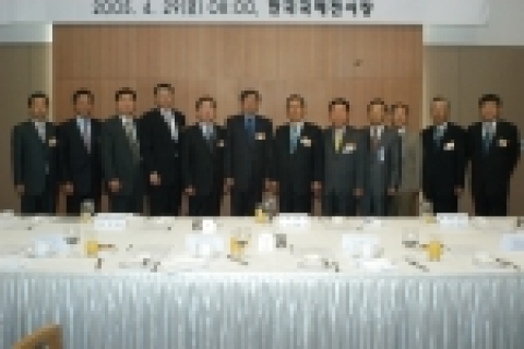 왼쪽부터 남충우 한국자동차공업협회 상근부회장, 윤정호 르노삼성자동차 부사장, 소진관 쌍용자동차 사장, 김익환 기아자동차 사장, 최재국 현대자동차 사장, 이영국 한국자동차공업협회 회장, 신달석 한국자동차공업협동조합 이사장, 이영섭 현대기아협력회 회장, 조항균 지엠대우협신회 회장, 김광홍 르노삼성협력회 회장, 정형근 쌍용협동회 회장, 노영욱 자동차부품연구원 원장.